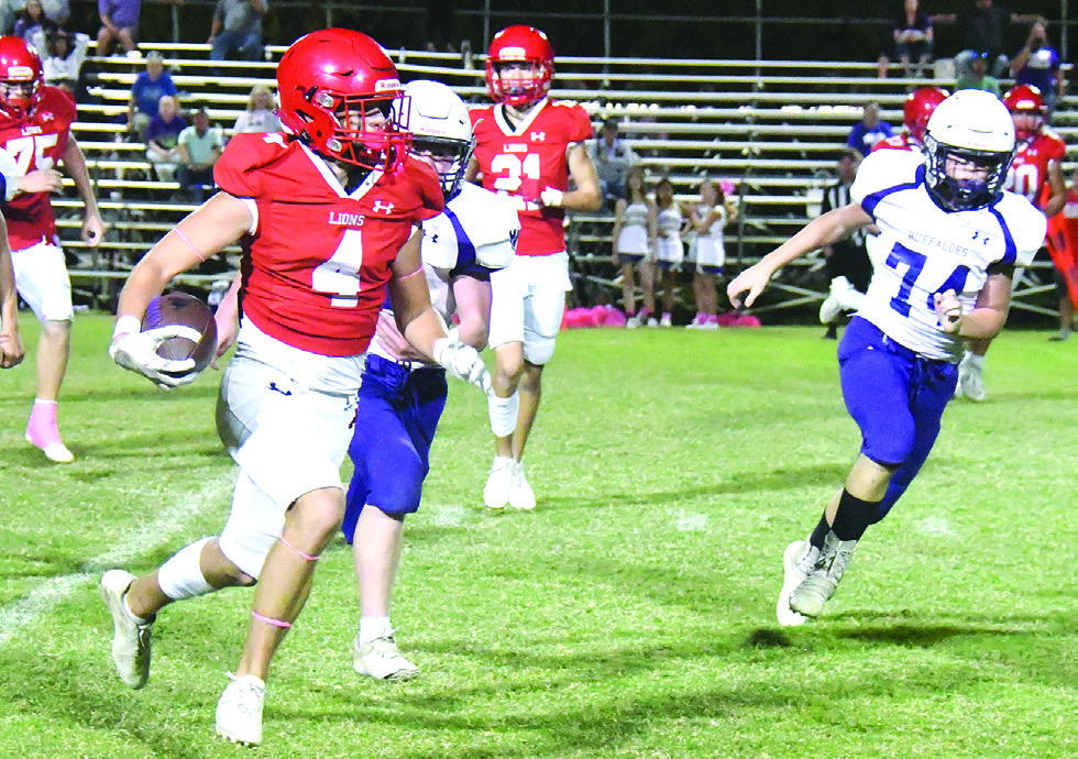 Albany sophomore Shawn Keen gets outside for good yardage as the JV Lions record a 48-8 win over Cross Plains. The sub-varsity will be on the road to Roscoe tonight. Donnie Lucas / Alb any News