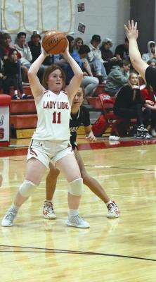 Albany sophomore Charlee Hefner (above) surveys the court, looking for an open teammate during Tuesday’s matchup against Roby. The Lady Lions fell to Roby 19-44. Donnie Lucas / Albany News